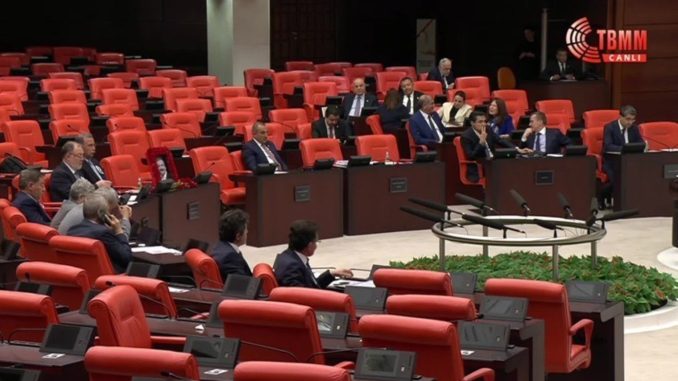 chpnin-ozgur-ozele-yapilan-hucum-arastirilsin-onerisi-akp-ve-mhp-oylariyla-reddedildi-HNOTHhCs.jpg